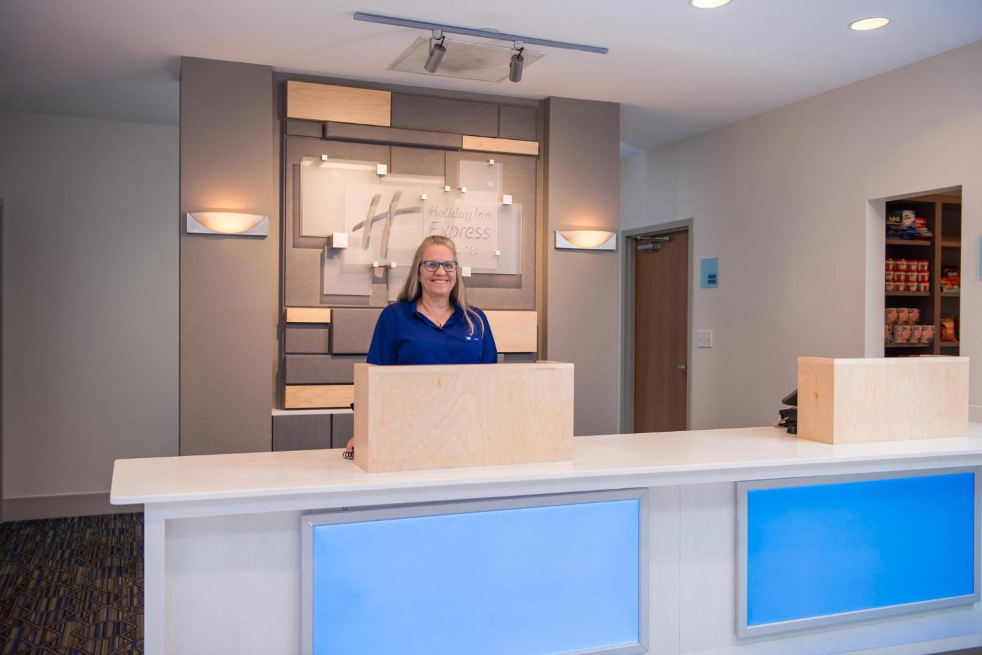 Holiday Inn Express Hotel & Suites Tampa-Anderson Road-Veterans Exp By Ihg West Chase Exterior foto